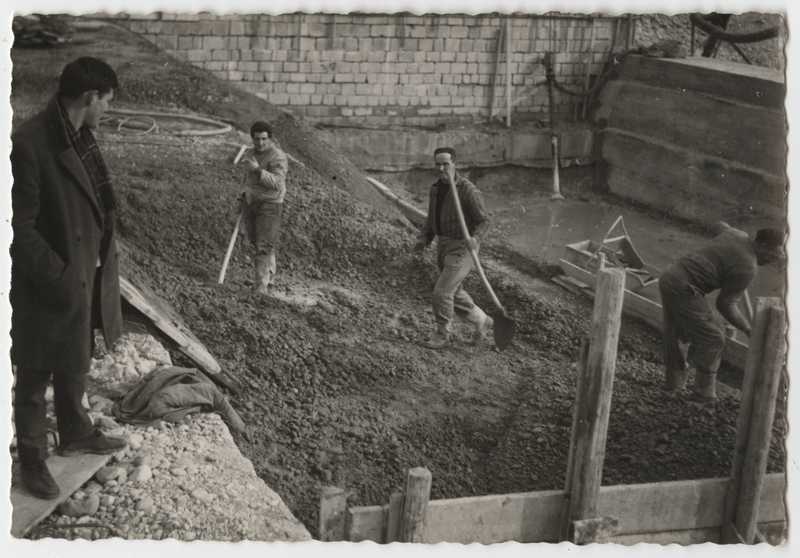 Fiume Isonzo, Gorizia. Opere di sbarramento in costruzione. Formazione della platea. Addetti al lavoro